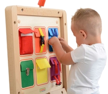 Puidust manipuleerimistahvel Masterkidz Pockets, erinevad värvid