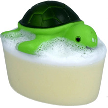Glütseriiniseep Bomb Cosmetics Turtley Clean mänguasjaga, 90-100 g