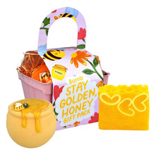 Kingituste komplekt Bomb Cosmetics Stay Golden, vannipall Honey Pot + glütseriinseep Honey Bee Good