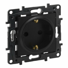Pistikupesa Legrand Niloe Step 863520, maandusega, must