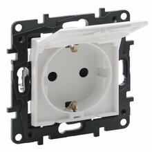 Pistikupesa Legrand Niloe Step 863123, maandusega, IP44, valge